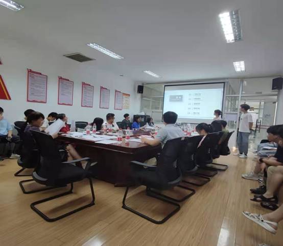 会议室里的人们描述已自动生成